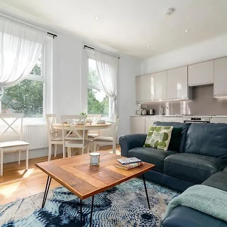Modern Spacious 2 Bedroom Flat Near Richmond Park